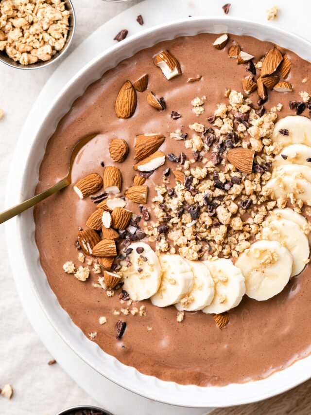 Chocolate almond butter smoothie bowl