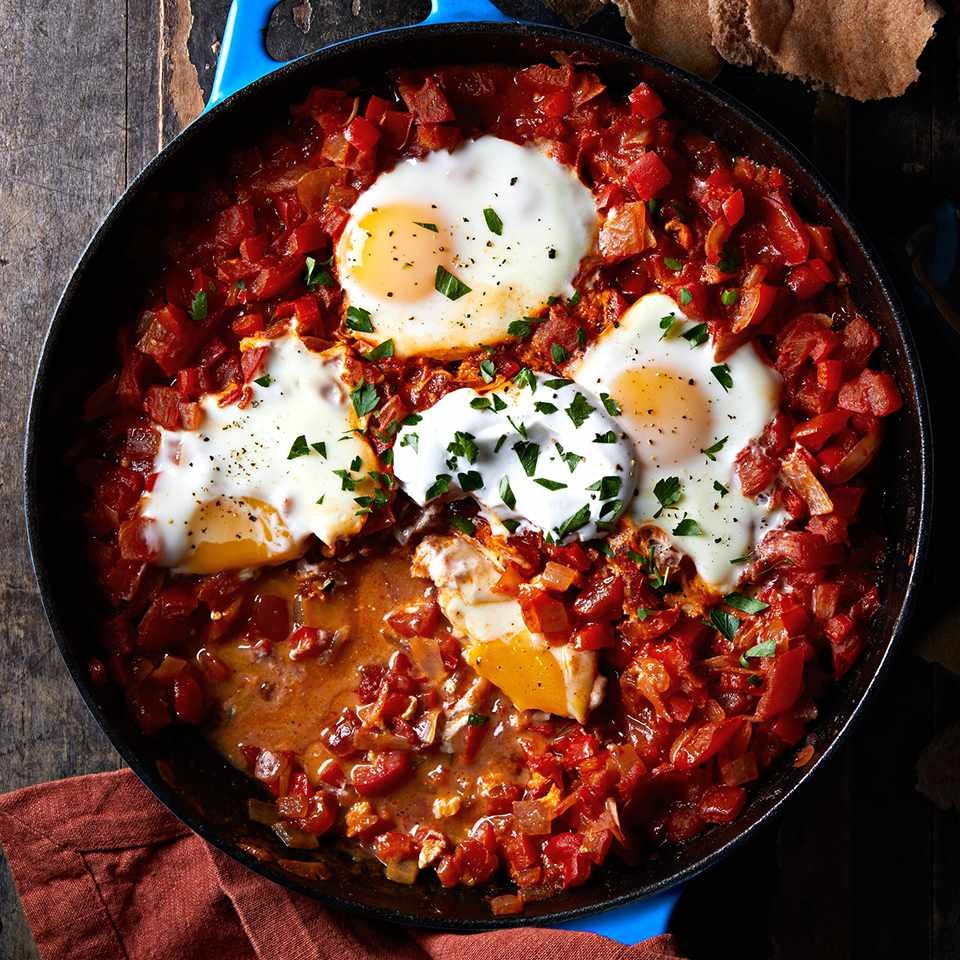 Shakshuka Recipe (Eggs Poached In Spicy Tomato Sauce)
